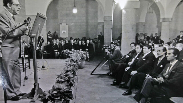 sotodepaula's tweet photo. Inolvidable acto de imposición del Junco de Oro a Rafael de Paula, por la añorada Peña Los Juncales. A Rafael se la impuso el gran cantaor Luis el Zambo, "como mejor torero de España, ¡y del mundo!". La foto es de Rafael Iglesias, y se aprecia a Rafael escuchando a Ríos Ruiz. https://t.co/v5hur0tsQa