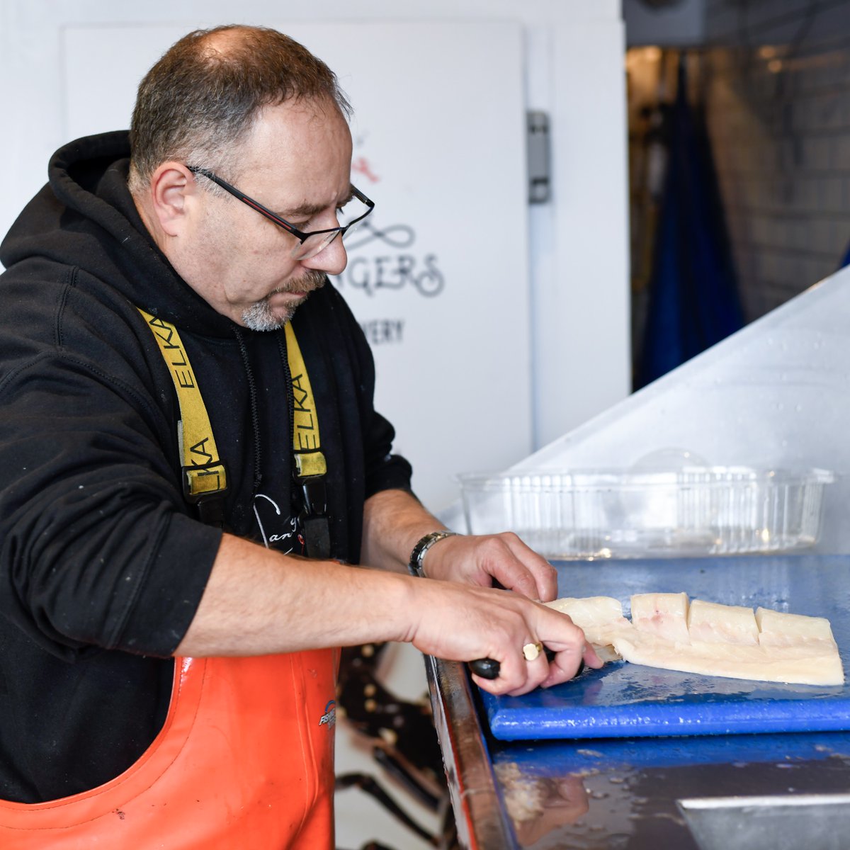 Three key components that any successful fishmonger must master: concentration, precision and speed 💪 Luckily for us, Graham at Tunbridge Wells has all three in spades… #tunbridgewells #kent #tonbridge #freshfish #freshseafood #catchoftheday #rawfish #seafoodlover #seafoodlove