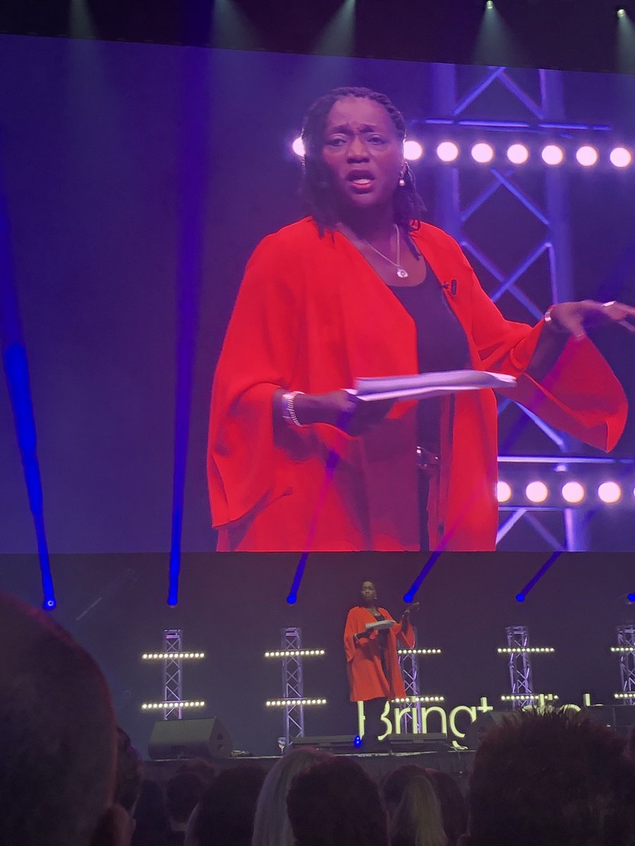 “Mein Nachname erlaubt es mir nicht untätig zu sein, denn er öffnet zu viele Türen. Dies nicht zu nutzen wäre fatal.” <a href="/AumaObama/">Auma Obama</a> an der #rednernacht <a href="/GEDANKENtanken/">GedankenTanken</a> #growtogether