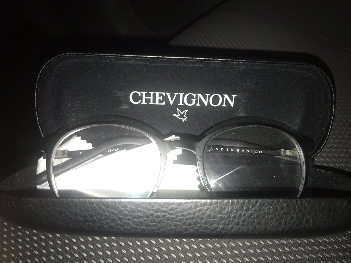 Encontradas gafas en la salida de gol sur con preferencia en el #betis. A ver si aparece el dueño <a href="/RealBetis/">Real Betis Balompié 🌴💚</a> <a href="/resistentes07/">Curva Resistencia</a> <a href="/SGS86Oficial/">Supporters Gol Sur</a> <a href="/GolSur1907/">GOL SUR 1907</a>