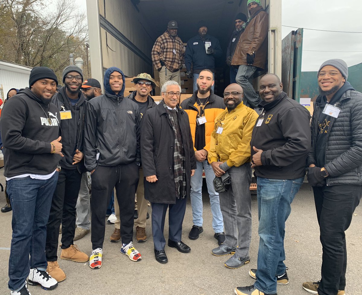 odualphas06's tweet photo. This past Wednesday the Nu Theta chapter was recognized by @ncnw_odu at the Men’s Appreciation Dinner. Also Saturday morning brothers partnered up with Epsilon Nu Lambda to participate in the Thanksgiving turkey drive. #471 #ODUALPHAS 🤙🏽 https://t.co/PB9MrzNsys