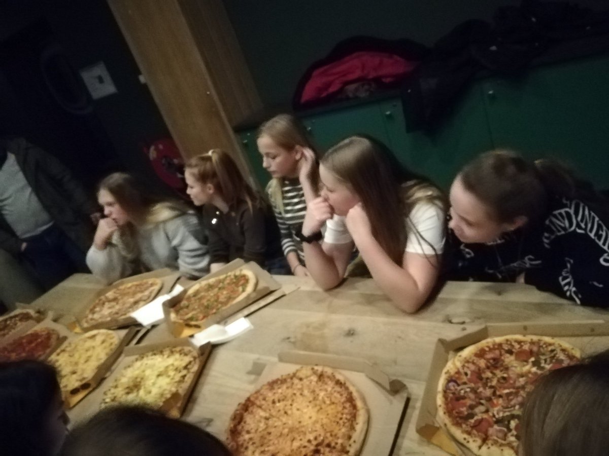 <a href="/Strawhockey/">KHC Strawberries</a> MC3 aan de pizza. Met dank aan <a href="/dominos/">Domino's Pizza</a> IJmuiden