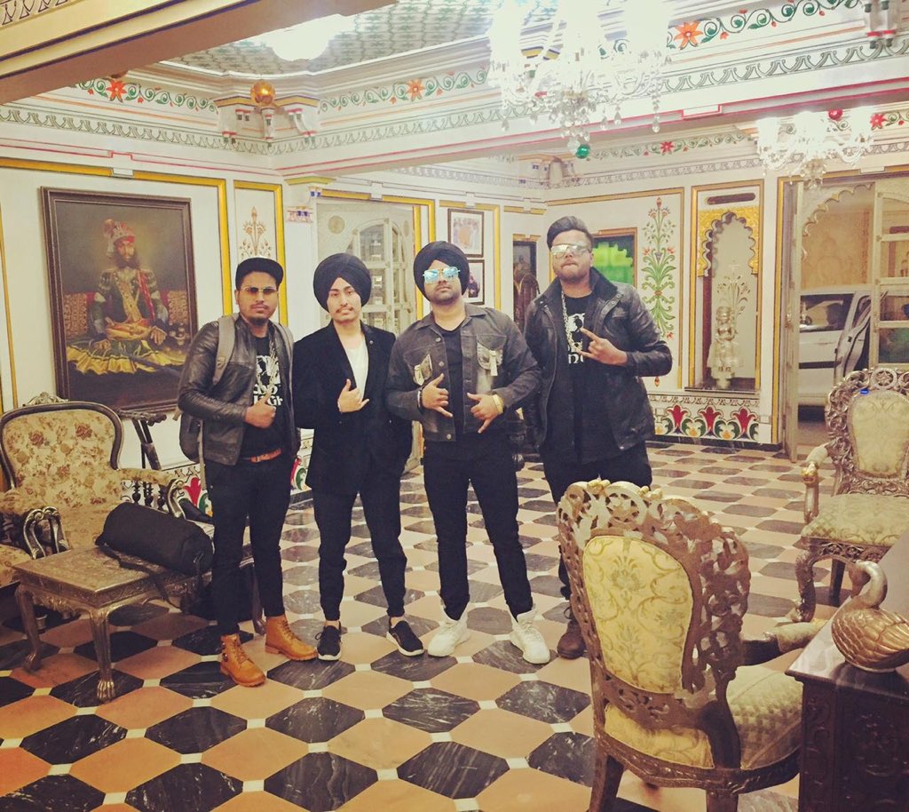 Noddysingh84's tweet photo. Had a #superb #morning #mehndi #stuf in #udaipur , #rajasthan โฅ๏ธ
yours {{ @noddysingh_singh #instagram }} #live & #loud ๐ค๐ฝ
#morning #party #love #udaipur
#blast #dance #flor #groundshaker ๐๐ฝ
#Xxxxxx$$$$$$$$$$$$$$๐๐ป https://t.co/Q9GCJW3cya