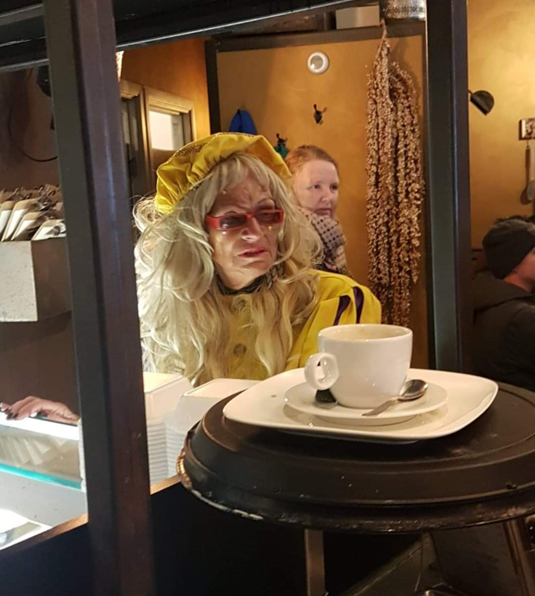 PrinsesChrissie's tweet image. When you are oud en voor witte zwarte piet wilt spelen 😱😂 #Sinterklaasintocht #Spaarndammerbuurt