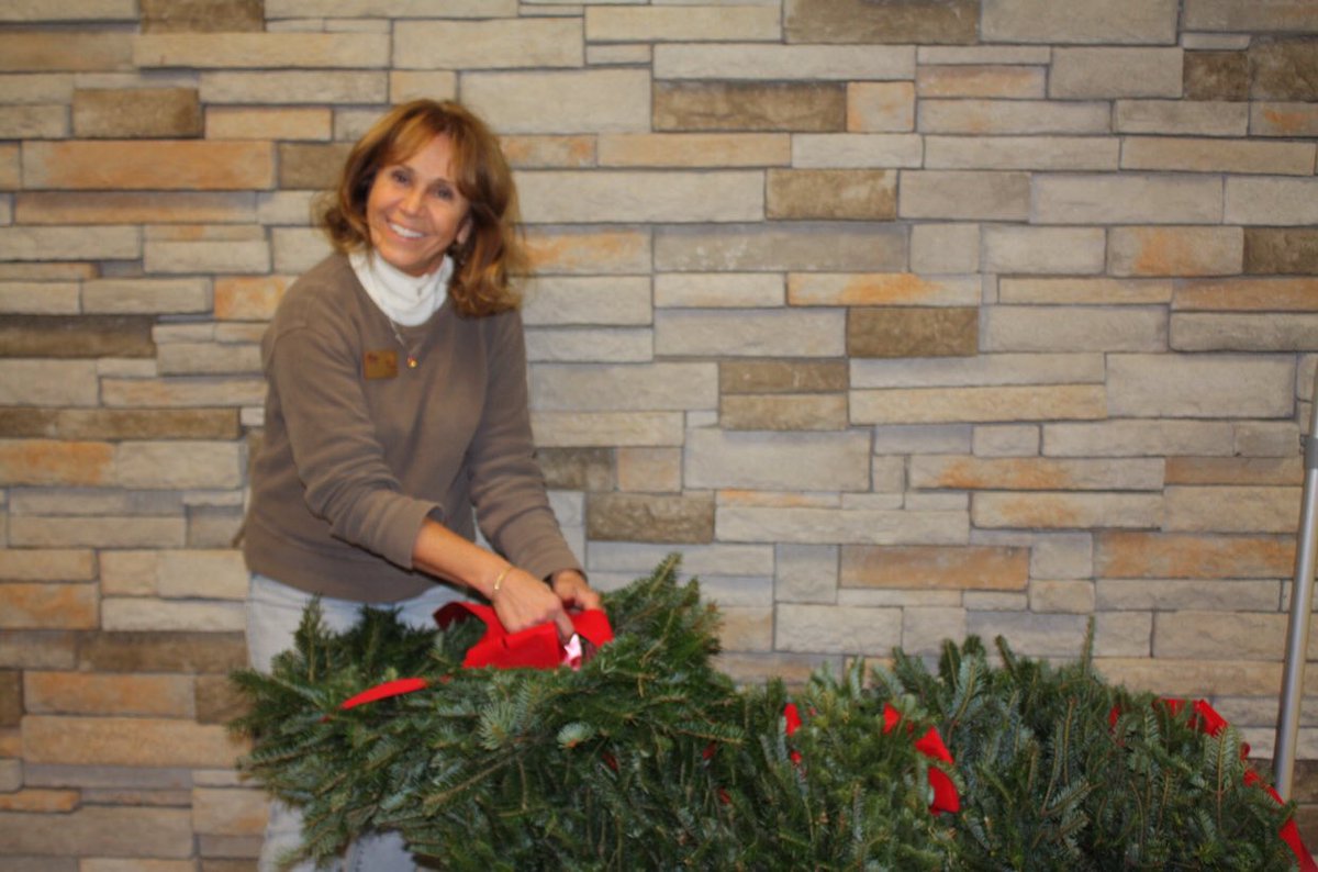 gotrwnc's tweet image. We‘re selling beautiful 22-inch Frazier Fir wreaths straight from a local farm for $25 at @HiWireBrewing’s holiday market today from 10-4 at their Big Top location. All proceeds benefit #GirlsontheRun of WNC! Deck the halls for #Thanksgiving + empower local girls. 🌲 #avlnews