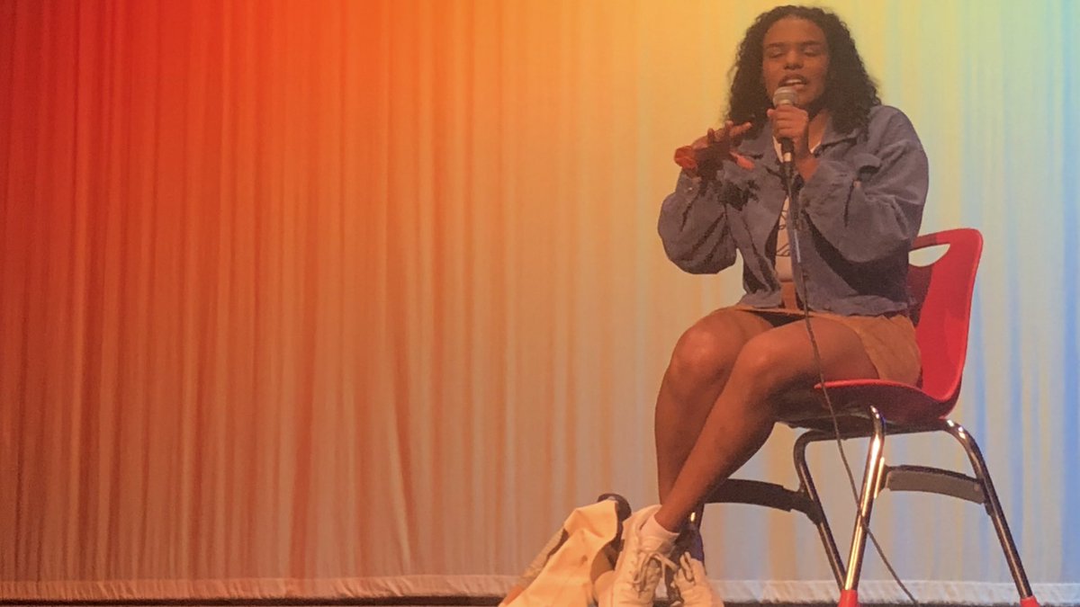 heyheyitsmrj's tweet photo. On Friday @PershingPandas theatre &amp; choir students met Samantha Williams, currently playing Alana in the tour of @DearEvanHansen. She answered many questions! Samantha was a middle school student of our theatre director Ms. Ragland and a graduate of @HSPVA. @sammiewithcurls https://t.co/wEbEg5ziok