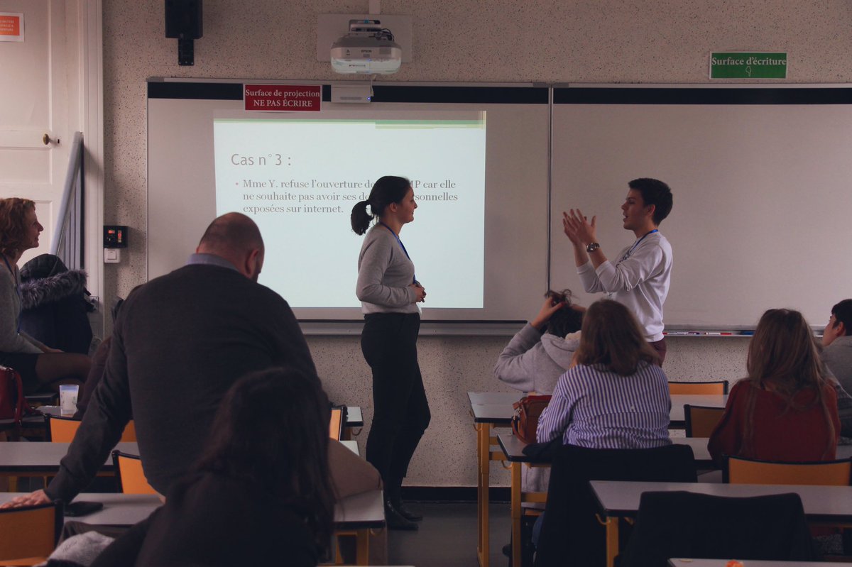 Julie_Napi's tweet photo. 🗣 Atelier « Le bon discours auprès du patient » par @loic_angers & @DelaunayMgane au séminaire #NumericAction de @Pharma_ANEPF à @Angers 👥
📲Differentes mises en situation pour tout comprendre sur le #DMP et pouvoir expliquer son fonctionnement et ses intérêts aux patients 💡 https://t.co/CYZttPnoeZ