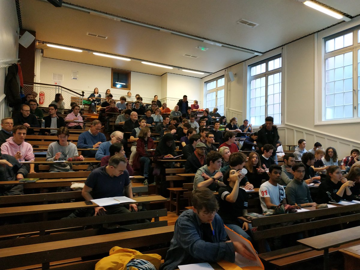 Igor_G_K's tweet photo. Amphi bien rempli pour #MathPark @InHenriPoincare pour écouter Élisabeth Gassiat @u_psud "Codage, information et statistique : ça communique ?" https://t.co/e3LHTD3Ky9