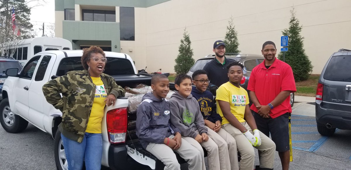 MoveandLose's tweet photo. Giving back to the Community  and Celebrating S.T.E.A.M Day at D.A.T.E Academy! Thanks D.A.T.E for "Pat's Garden". And a heartfelt thank you to HD DM Daniel Opene, Alphonzo Bailey, Corry Miller, and Scott's Miracle Grow Reps James and Terrell for your support and partnership https://t.co/jFrRHxmJov