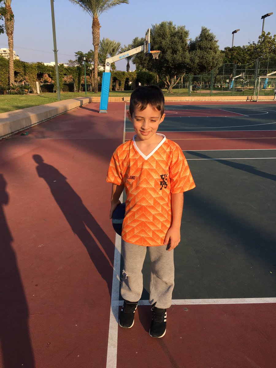 MWVerheijden's tweet photo. While playing basketball with my son today, we bumped into this Israeli boy wearing the orange ‘pyramids’ jersey of the Dutch football team that became European Champion in 1988. On his back, the name of our hero #MarcoVanBasten.
#88wasprachtig 🇳🇱 https://t.co/XYrALd824d