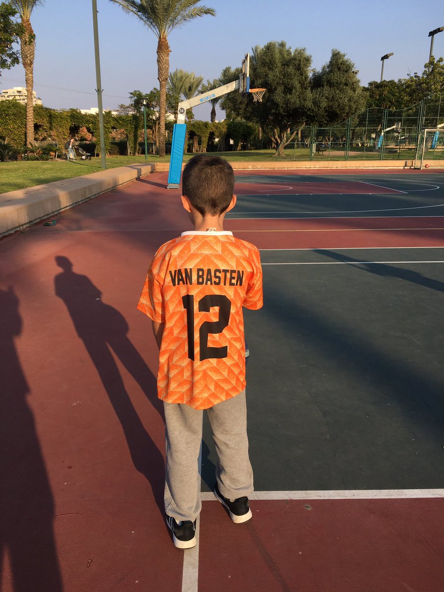MWVerheijden's tweet photo. While playing basketball with my son today, we bumped into this Israeli boy wearing the orange ‘pyramids’ jersey of the Dutch football team that became European Champion in 1988. On his back, the name of our hero #MarcoVanBasten.
#88wasprachtig 🇳🇱 https://t.co/XYrALd824d