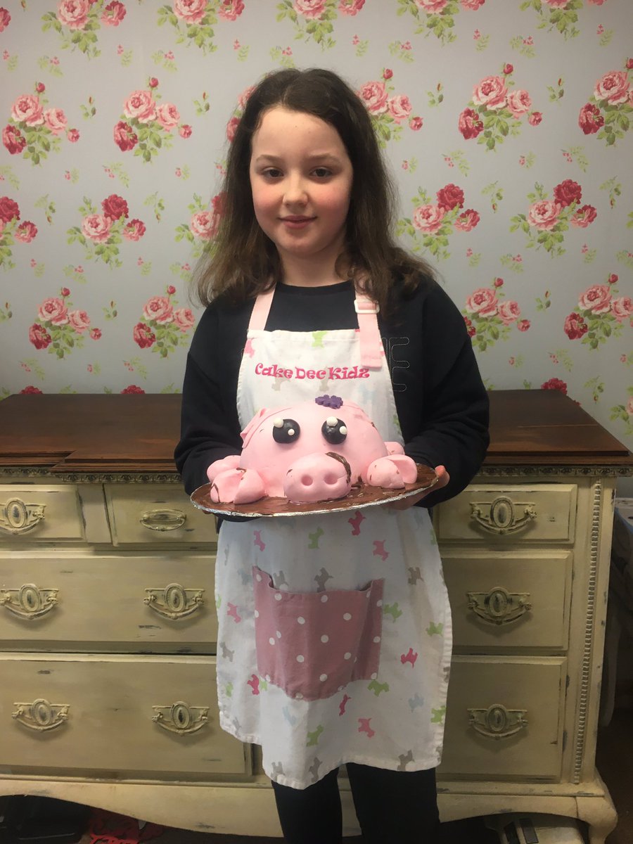 Fantastic first cake dec off <a href="/CakeBoutique3/">The Cake Boutique</a> today