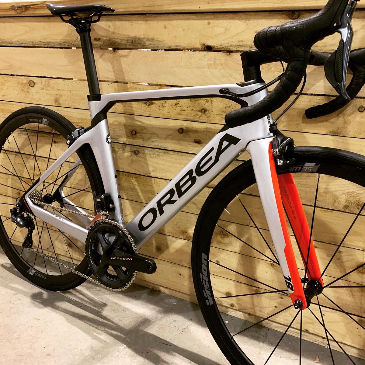 The new Orbea Orca Aero ready for its new home #myorbea #orbeaorca #orbeaorcaaero #newbikeday #cycling #weareorbea athlostriathlon.com/cycling/orbea