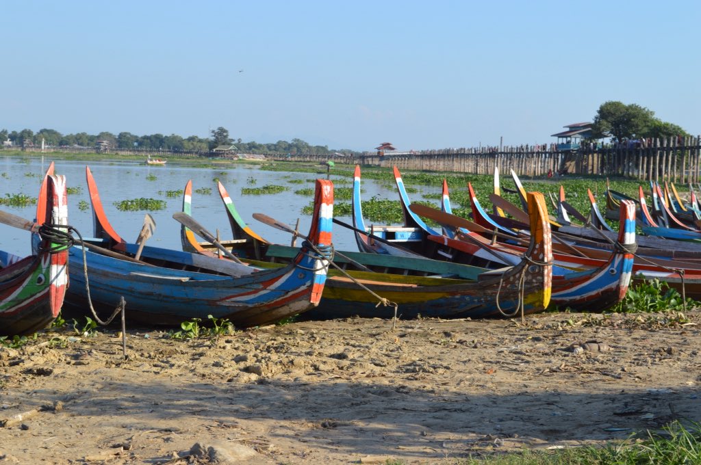 One of the highlights of a visit to #Mandalay is a walk across nearby U-Bein Bridge & watching the sunset from the world's longest teak bridge @MyanmarTM #Myanmar #MyanmarBeEnchanted @ExpTrav @TravelMagazine #Travel Feeling a million miles from #London !