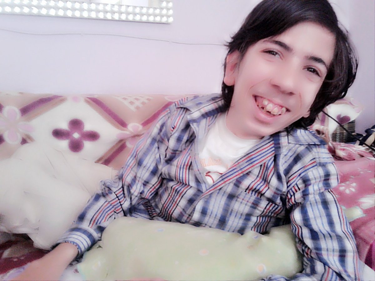 fitnatmurat's tweet photo. Tebessüm bedeva ozaman tebessüm edelim olana olmayana ben yaşamda cok şeyi kaçırdım yapamadım çocuk olup koşmadım top oynamadım farklıyım farkındayım ama güzel değil sempatigim bence hayata pozitif bakmayı öğrendim tutunmak lazım yasama tutunuyom yasam vazgececek kadar uzun değil https://t.co/6QOUxPITxx