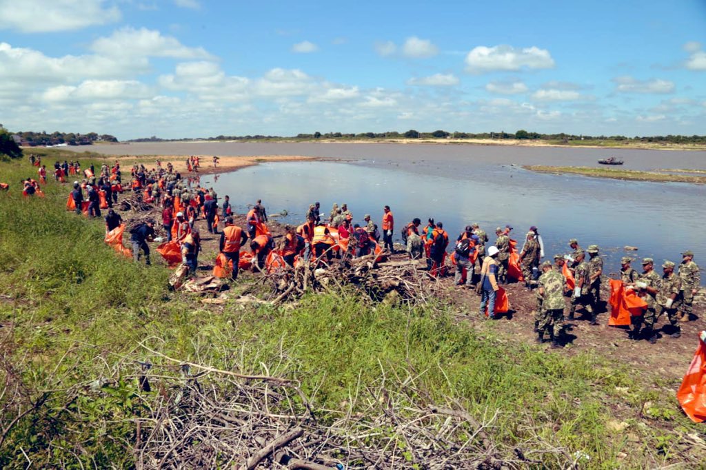 senparaguay's tweet photo. Más de 100 hombres y mujeres de @senparaguay se movilizaron esta mañana, con equipos de recolección y limpieza en la ribera del Río Paraguay en zona de Ita Enramada. 

Las Fuerzas Armadas acompañaron la labor de cuidar el medio ambiente 👏🏻💪🏻

#YoLimpioPy 🇵🇾 https://t.co/BkClMResul
