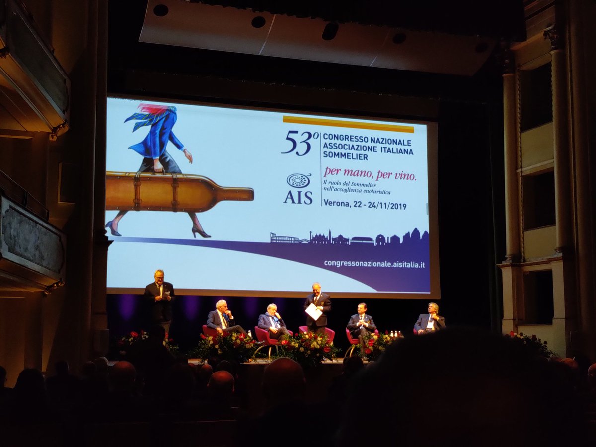 Al #congressoais2019 iniziano i lavori dell'assemblea dei soci. Il presidente <a href="/antomaietta/">Antonello Maietta</a>: #aisitalia è avanti rispetto ai tempi odierni e continua a essere uno dei motori del #vino italiano.