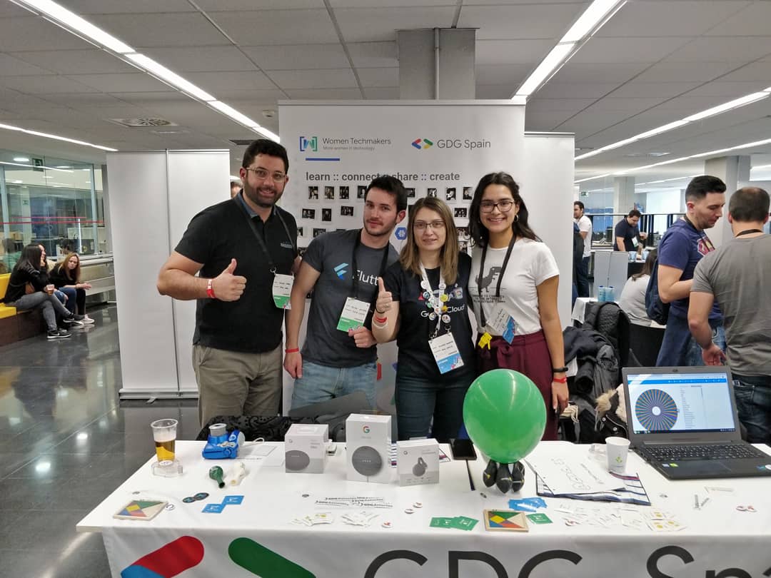 AlanSastre's tweet photo. Hoy estoy en #commitconf2019 en el community booth de @GDG_ES junto con el resto del equipo de #GdgLeonEsp creando comunidad y conociendo gente muy interesante! #commitconfgdges @GdgLeonEsp https://t.co/bmhakMb3iN