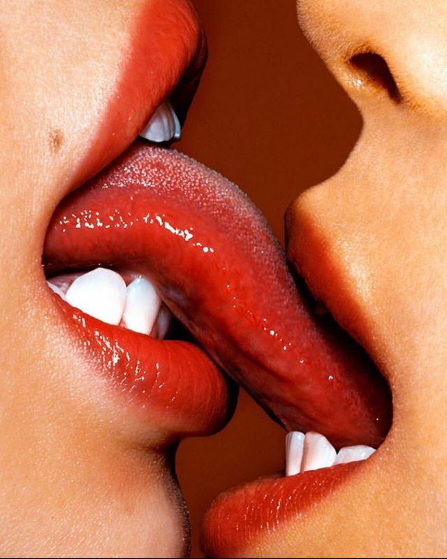 “Who kisses who? #artwork #weekendart #teamsperlich https://t.co/5TKZdR8o9T...