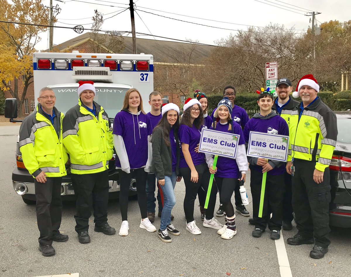 #ParadeReady with #EMSclub at #raleighchristmasparade 🚑