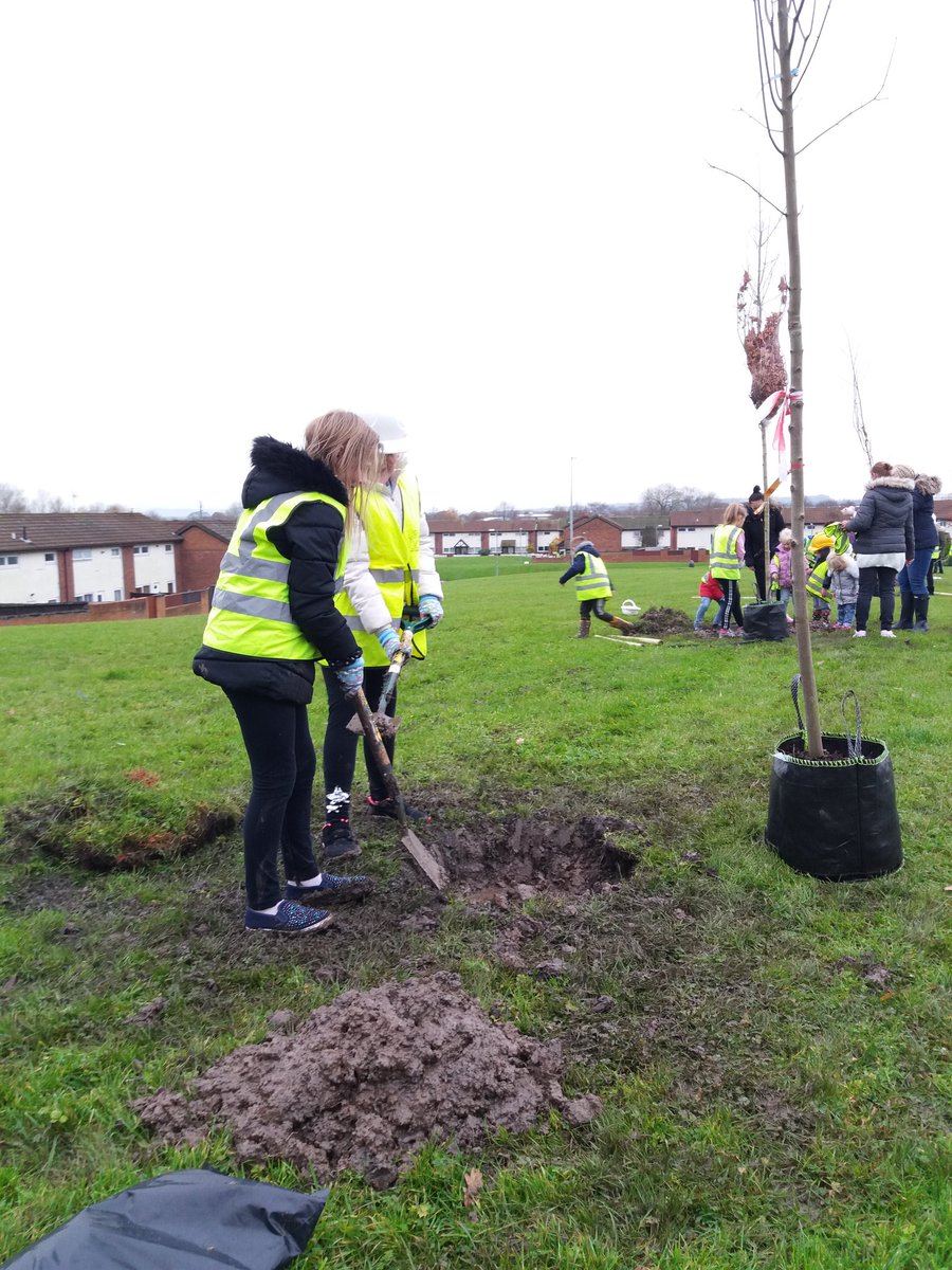 wvhtOpenSpace's tweet image. We&apos;ve been planting trees today with the GGO community group. Wonderful to see all the children getting stuck in for #NationalTreeWeek @wvhtalison @weavervale Huge thanks to the @WoodlandTrust and @RussellHorsey for promoting #urbantreeplanting