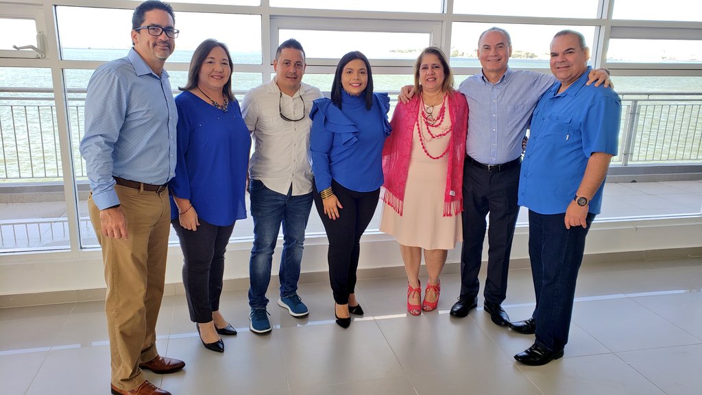 YashiraMLebron's tweet photo. Junto a mis compañeros legisladores en la conferencia de prensa para la radicación oficial de todos los miembros de la @CamaraPNP #TrabajoEnEquipo #Seguimos #CamaraPNP #PNP2020 https://t.co/6BdGt5Q9ZP