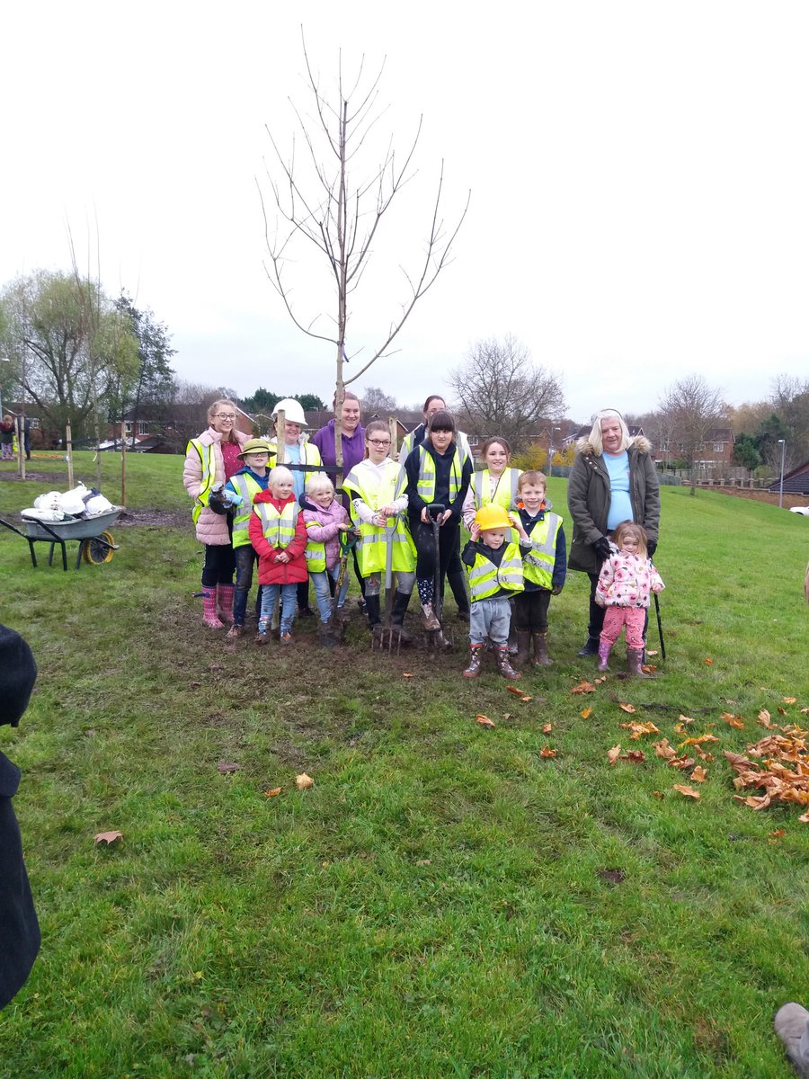wvhtOpenSpace's tweet image. We&apos;ve been planting trees today with the GGO community group. Wonderful to see all the children getting stuck in for #NationalTreeWeek @wvhtalison @weavervale Huge thanks to the @WoodlandTrust and @RussellHorsey for promoting #urbantreeplanting