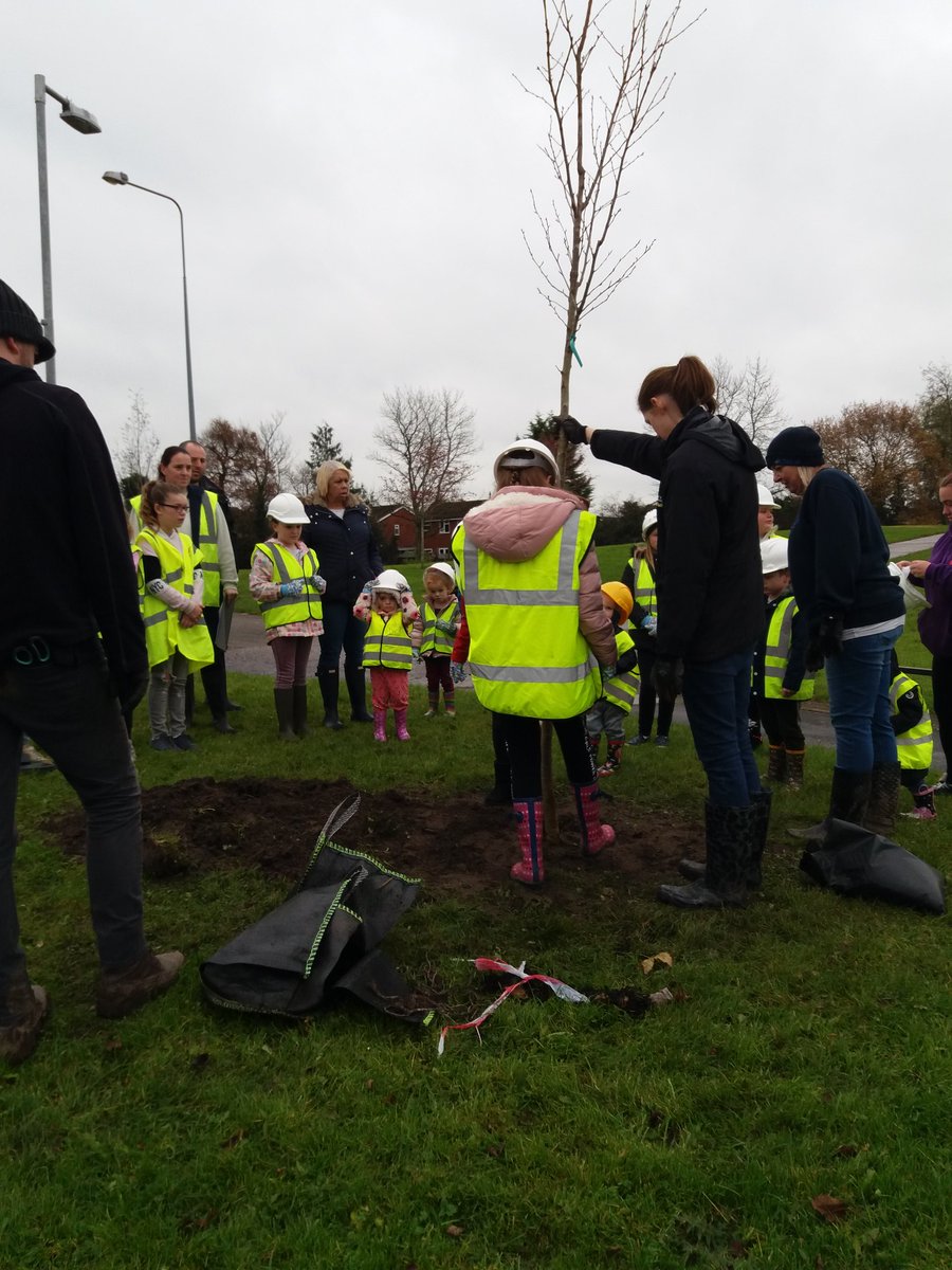 wvhtOpenSpace's tweet image. We&apos;ve been planting trees today with the GGO community group. Wonderful to see all the children getting stuck in for #NationalTreeWeek @wvhtalison @weavervale Huge thanks to the @WoodlandTrust and @RussellHorsey for promoting #urbantreeplanting