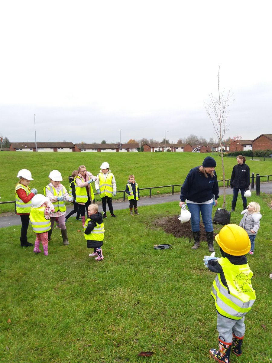 wvhtOpenSpace's tweet image. We&apos;ve been planting trees today with the GGO community group. Wonderful to see all the children getting stuck in for #NationalTreeWeek @wvhtalison @weavervale Huge thanks to the @WoodlandTrust and @RussellHorsey for promoting #urbantreeplanting