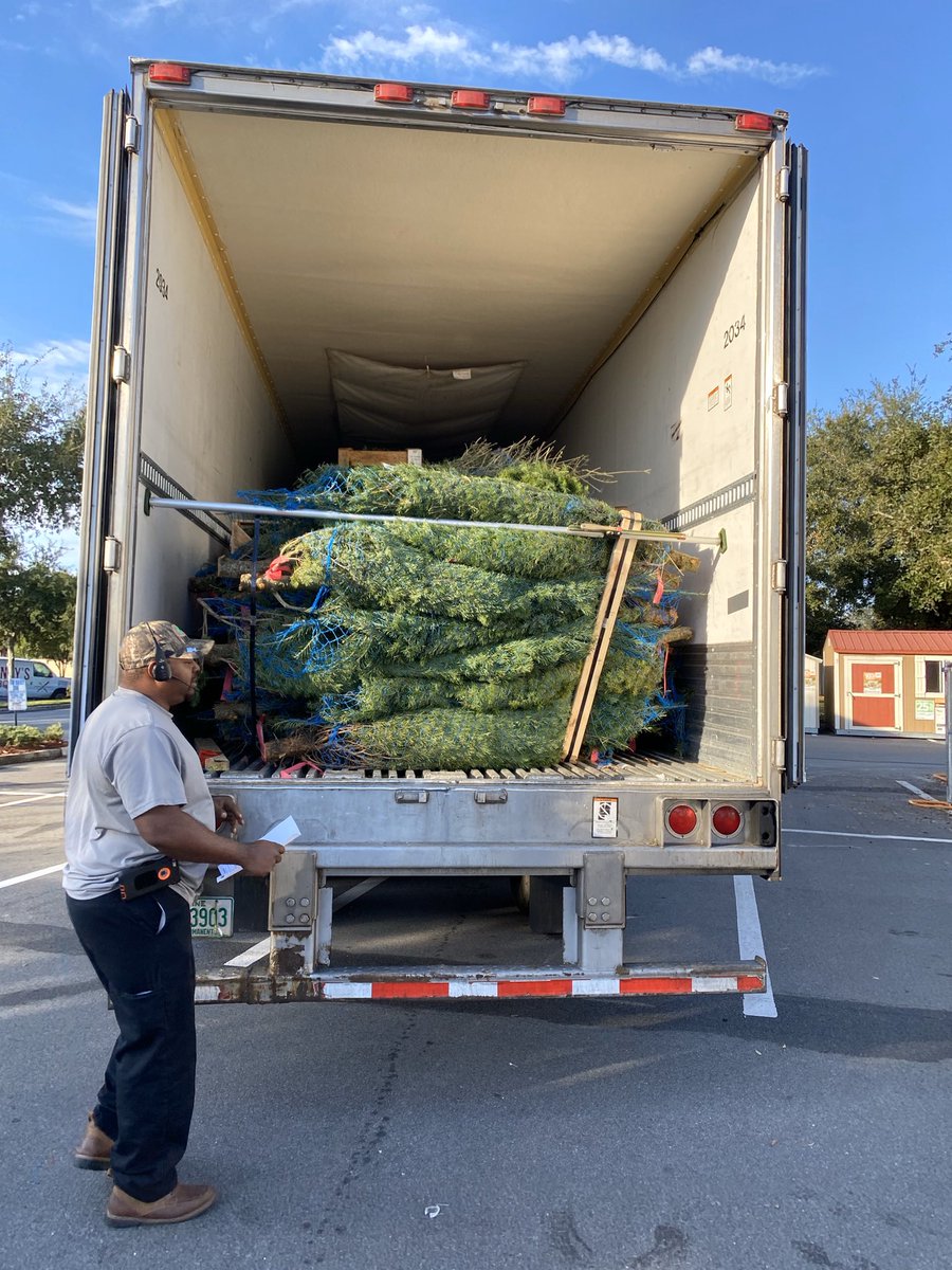 longwayfromhom's tweet photo. We have trees. Great unload team. ASM Darren leading the inaugural string cutting. @AJoyner32 @SarahFarrellTHD https://t.co/vAmWoaCTpw