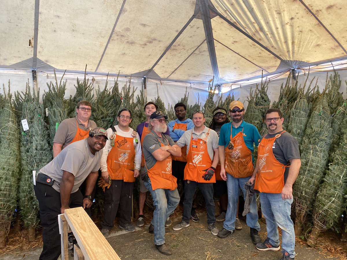 longwayfromhom's tweet photo. We have trees. Great unload team. ASM Darren leading the inaugural string cutting. @AJoyner32 @SarahFarrellTHD https://t.co/vAmWoaCTpw