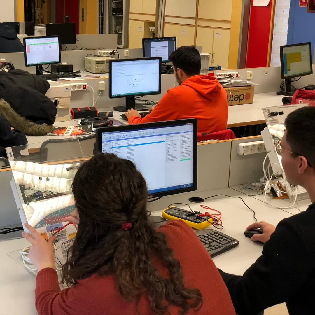 IESElCabanyal's tweet photo. https://t.co/3DBzPGKH43
SEMANA EUROPEA DE LA FP
Prácticas de sistemas electrónicos de seguridad. Instalaciones de Telecomunicaciones.Electrónica CFGM
#SemanaEuropeaFP #EUVocationalSkills #DiscoverYourTalent #FormacionProfesional #VocationalEducation #FP #AvantFPERE
@gvaeducacio https://t.co/Bmt4yIAi4z