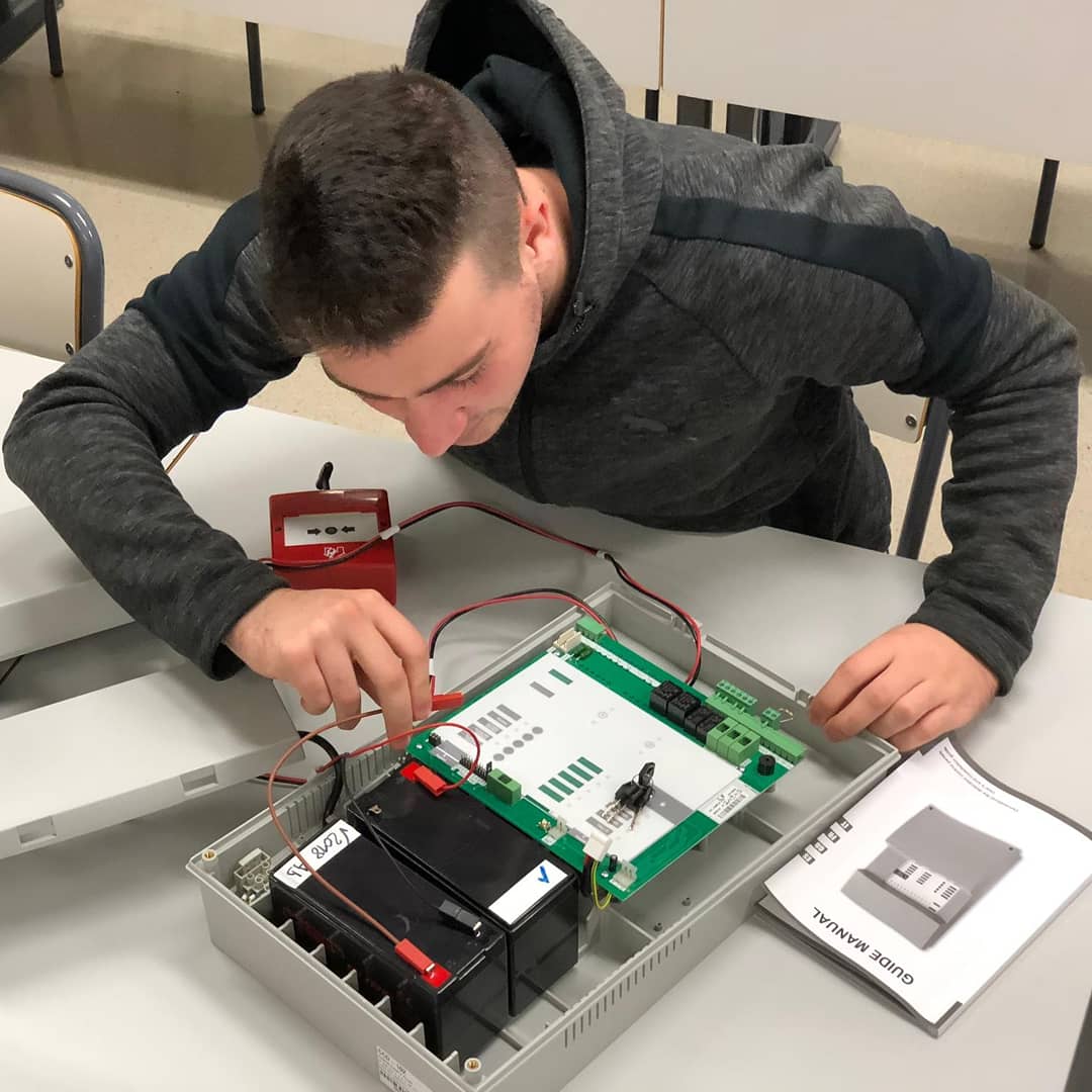 IESElCabanyal's tweet photo. https://t.co/3DBzPGKH43
SEMANA EUROPEA DE LA FP
Prácticas de sistemas electrónicos de seguridad. Instalaciones de Telecomunicaciones.Electrónica CFGM
#SemanaEuropeaFP #EUVocationalSkills #DiscoverYourTalent #FormacionProfesional #VocationalEducation #FP #AvantFPERE
@gvaeducacio https://t.co/Bmt4yIAi4z