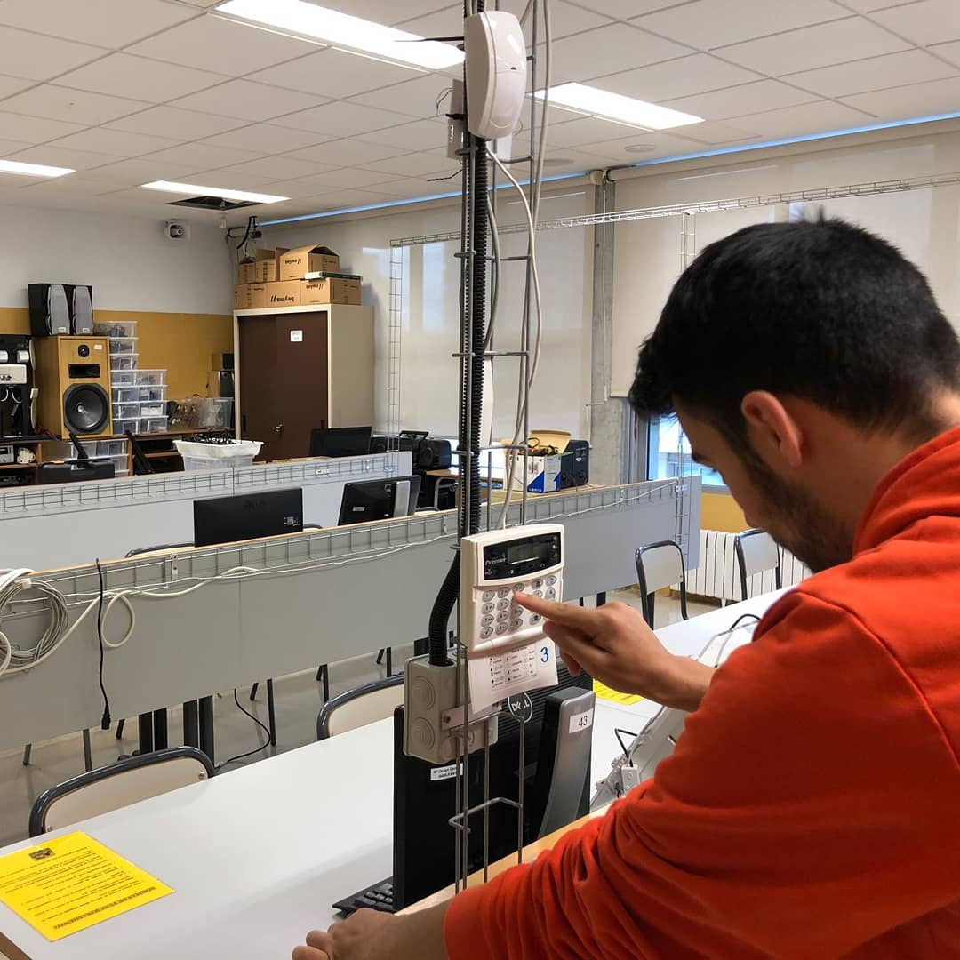 IESElCabanyal's tweet photo. https://t.co/3DBzPGKH43
SEMANA EUROPEA DE LA FP
Prácticas de sistemas electrónicos de seguridad. Instalaciones de Telecomunicaciones.Electrónica CFGM
#SemanaEuropeaFP #EUVocationalSkills #DiscoverYourTalent #FormacionProfesional #VocationalEducation #FP #AvantFPERE
@gvaeducacio https://t.co/Bmt4yIAi4z