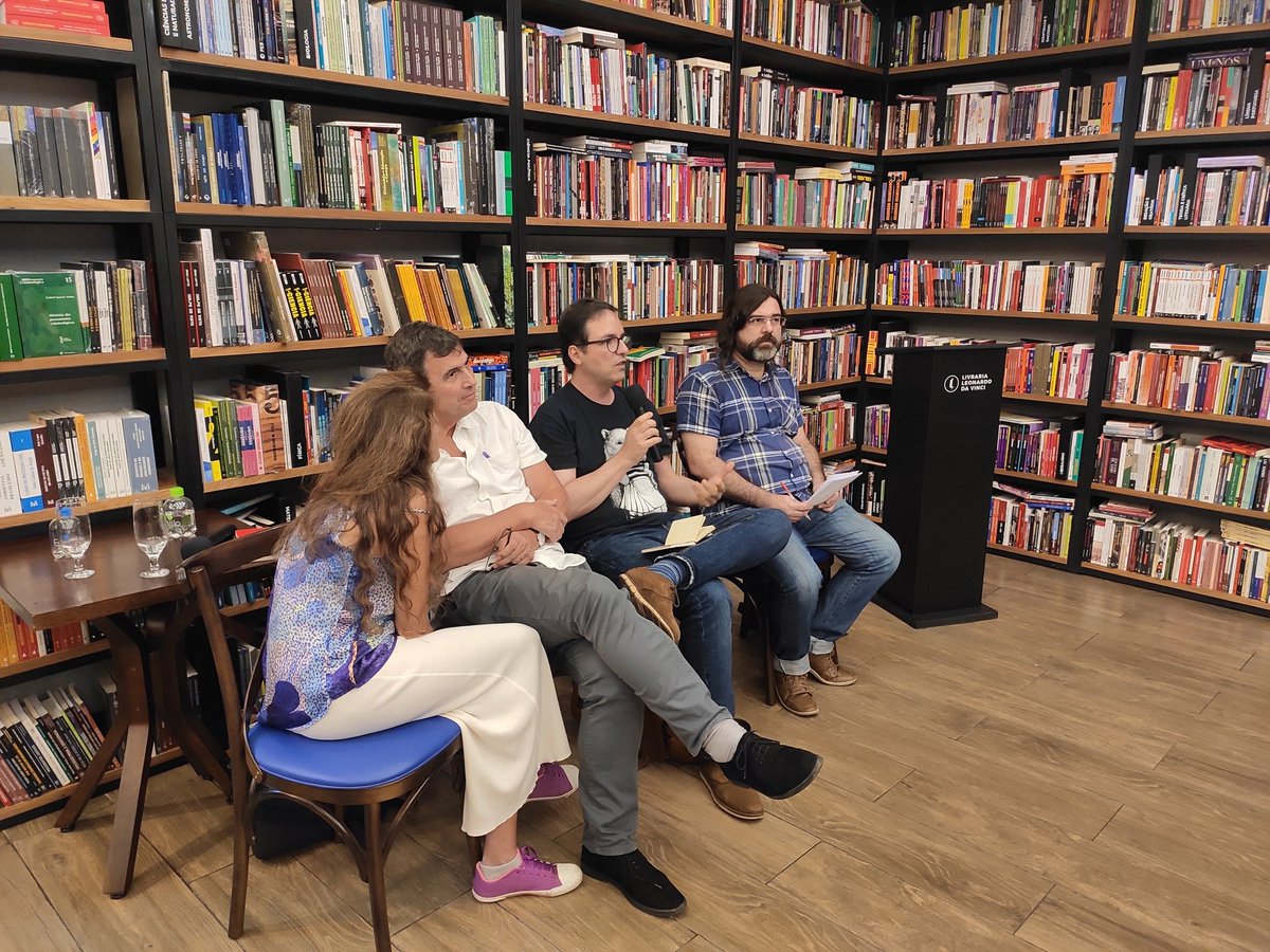 LivdaVinci's tweet photo. Na última sexta, Luis Felipe Miguel lançou na Da Vinci O colapso da democracia no Brasil. A noite teve também o lançamento de Populismo e ressentimento em tempos neoliberais, de Éric Fassin, além de debate mediado por Demian Melo.#colapsodademocracia #luisfelipemiguel #ericfassin https://t.co/5n0rLVm1A9