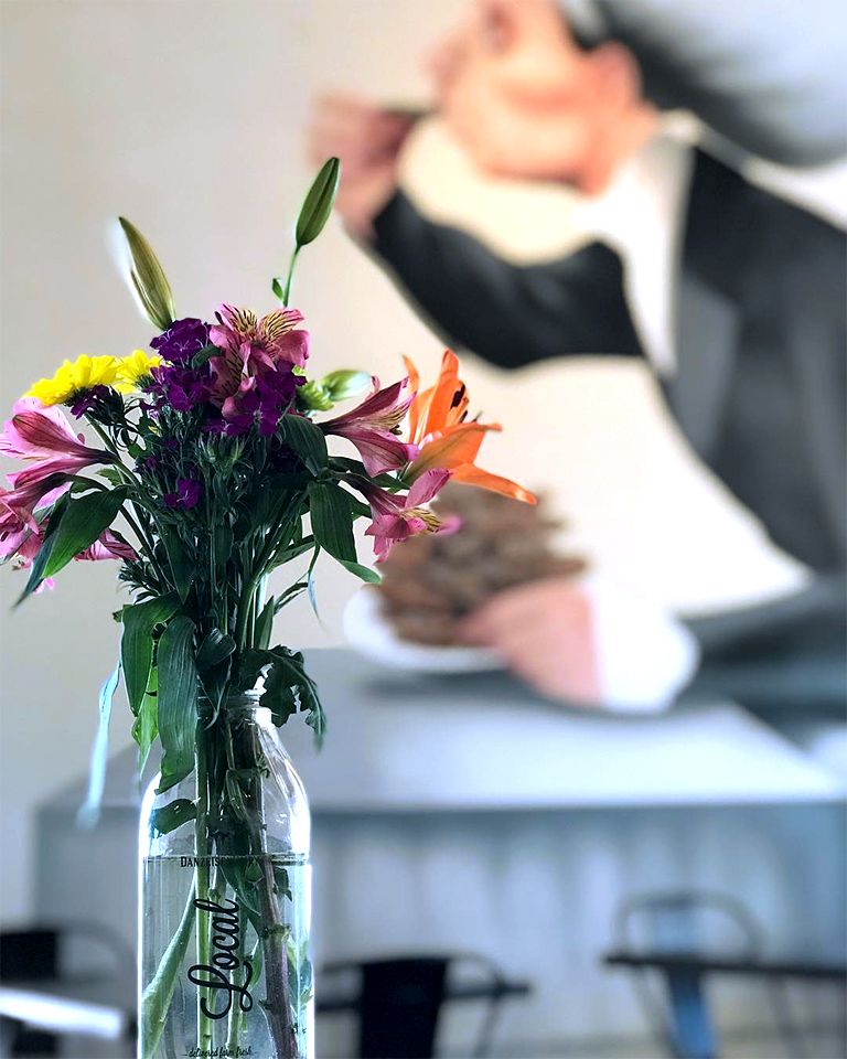 Danzeisendairy's tweet photo. We love this Thanksgiving tabletop inspiration by @cookiebrokers, who reused their #DanzeisenDairy glass bottle as a vase for local wildflowers. 💐

#azlocal
#arizonamade
#phxlocal
#shopsmallaz
#shoplocalaz
#local480
#localphx https://t.co/RCDP7Xv4fs