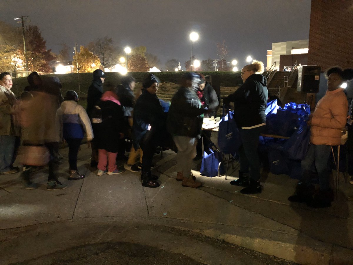 therichprogram's tweet image. RICH 3rd annual turkey and coat give away!! THANK YOU to everyone who came out to support, volunteered, donated, and showed love. I appreciate it. It’s a blessing to be a blessing. #restoringinnercityhope #lightindarkplaces #giveback #bethechange #godswork #rich #therichcenter