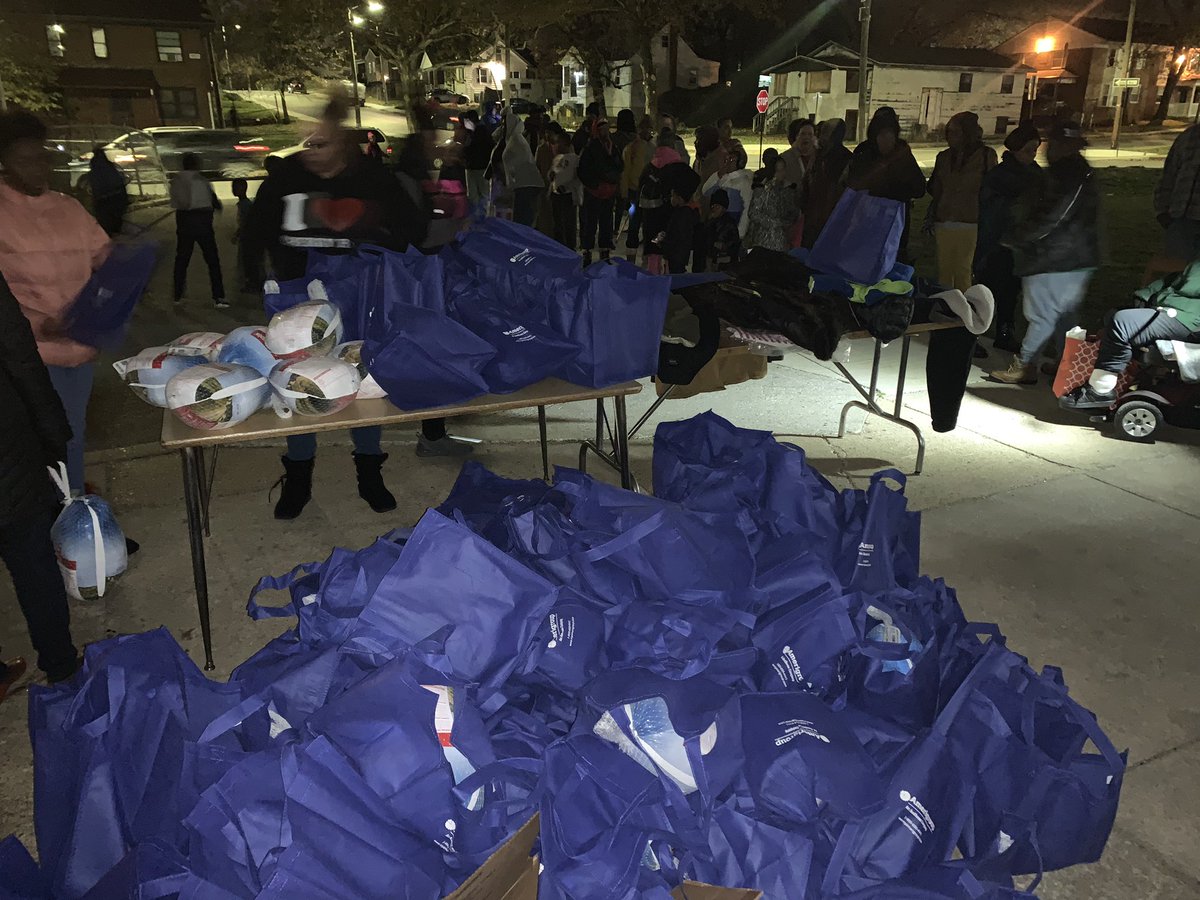 therichprogram's tweet image. RICH 3rd annual turkey and coat give away!! THANK YOU to everyone who came out to support, volunteered, donated, and showed love. I appreciate it. It’s a blessing to be a blessing. #restoringinnercityhope #lightindarkplaces #giveback #bethechange #godswork #rich #therichcenter