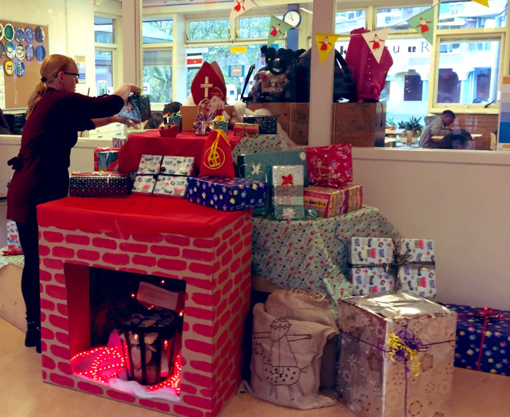 Wij hebben echt de leukste ouders van heel Amsterdam! Samen met veel plezier de hal versiert voor ons kinderfeest op 6 december #ouderbetrokkenheid #samenwerking
