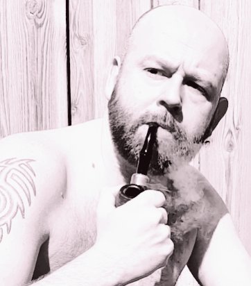 dutchbear74's tweet photo. Enjoying my sunday pipe. Pic from few years ago. Have to make some new ones soon 😏💨 https://t.co/Ofyk8TihZG