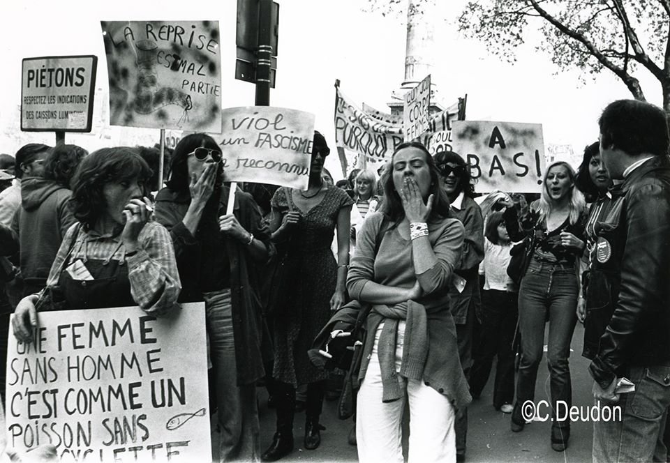 #NousToutes: clin d’œil à nos sœurs féministes des années 70 qui marchaient déjà contre les violences faites aux femmes !Merci à C.Deudon pour cette photo de 1976 Si vous filmez cette après-midi :faites un montage et participez #BuzzonsContreLeSexisme ici matilda.education/app/mod/page/v…
