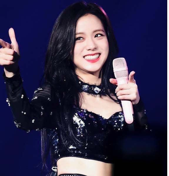 WORLDMUSICAWARD's tweet photo. #BLACKPINK’s #Lisa's new hawt dance MV to #Danileigh's #Craven, the 2nd video from her #LILIFILM series, has already over 3 million views in just 24 hours and #Jisoo is her biggest fan! 👏💃🎥3️⃣Ⓜ️💥🌎🔥👩‍🎤👍💞👑👑 @ygofficialblink @lalaIalisaa_m 
https://t.co/Y9ML1E5qY8 https://t.co/qWLpZr18vp