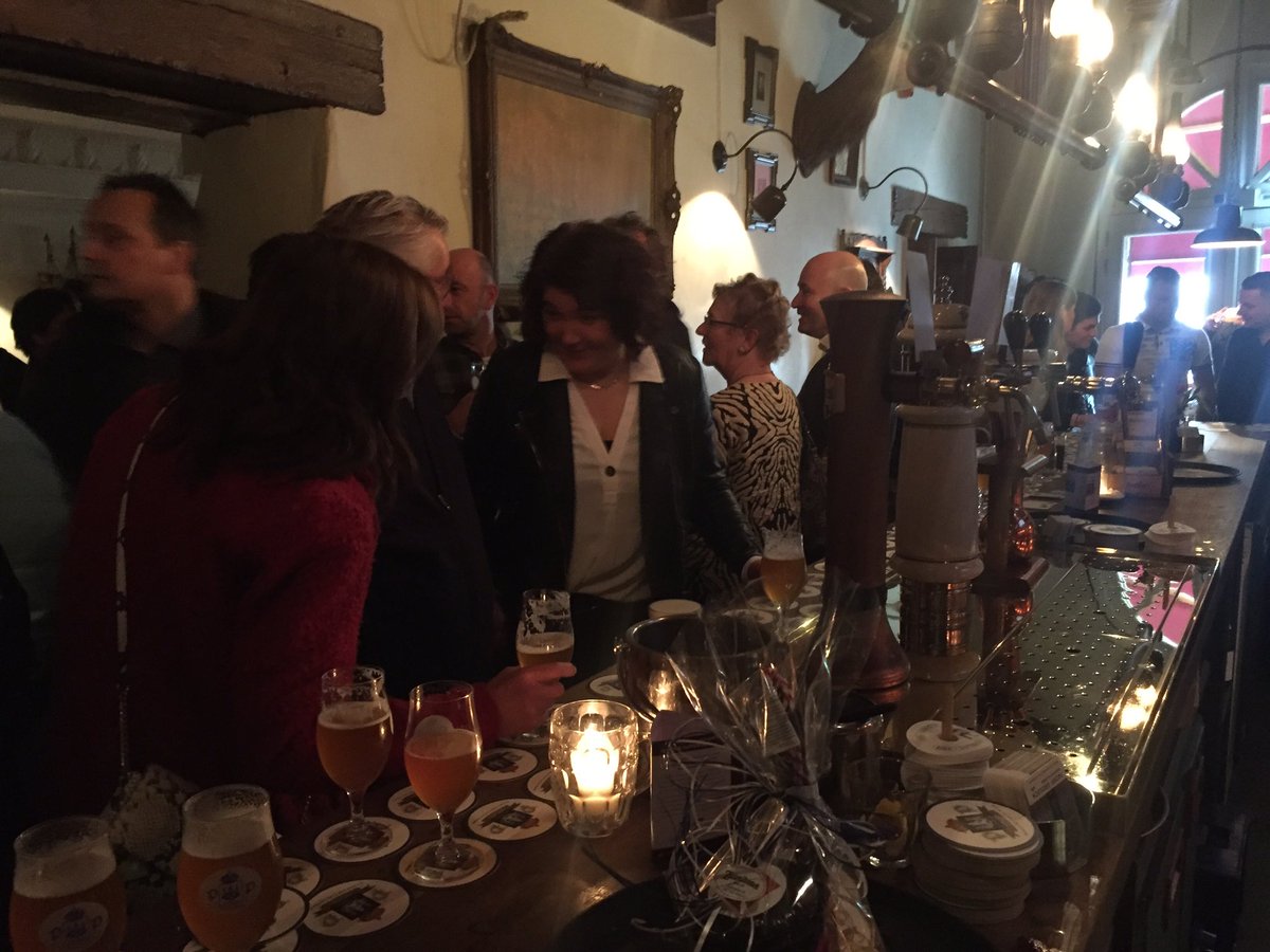 bortkoelewijn's tweet photo. Vanmiddag presenteerden Patrick van Dijk en Pieter Schouten van Brouwerij P&amp;P Trots van Kampen in de @stommevancampen hun nieuwe bieren Tripel-Steur en Blond Moeders https://t.co/lCNsWhJB9y Tripel-Steur geproefd.Vind ik lekker fris en luchtig  en smaakt naar meer. #genietmetmate https://t.co/xoISyoTR9a