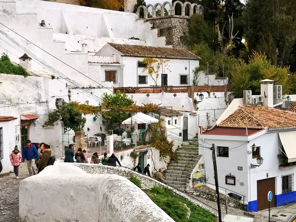 mapaymochila_'s tweet photo. Visita el #Sacromonte no solo por sus vistas de #LaAlhambra. Sus cuevas rezuman historia gitana, morisca y flamenca 💃 y en el @museosacromonte nos la cuentan. ¿Sabías que hace menos de 100 años vivían aquí 1500 familias?😲
#HablemosdeGranada
#KLMVuelaSostenible 
@granadaturismo https://t.co/vlJgTW2Wku