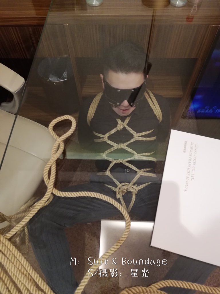 MBoundage's tweet photo. 主人：小骚货，桌子底下好玩��？
我：唔唔……
主人：呵，那就先给我好好待着！
我：唔……
主人：乖，听话！否则我就不把你弄出来！
我：嗯唔唔……! https://t.co/4gcRqYS3q7