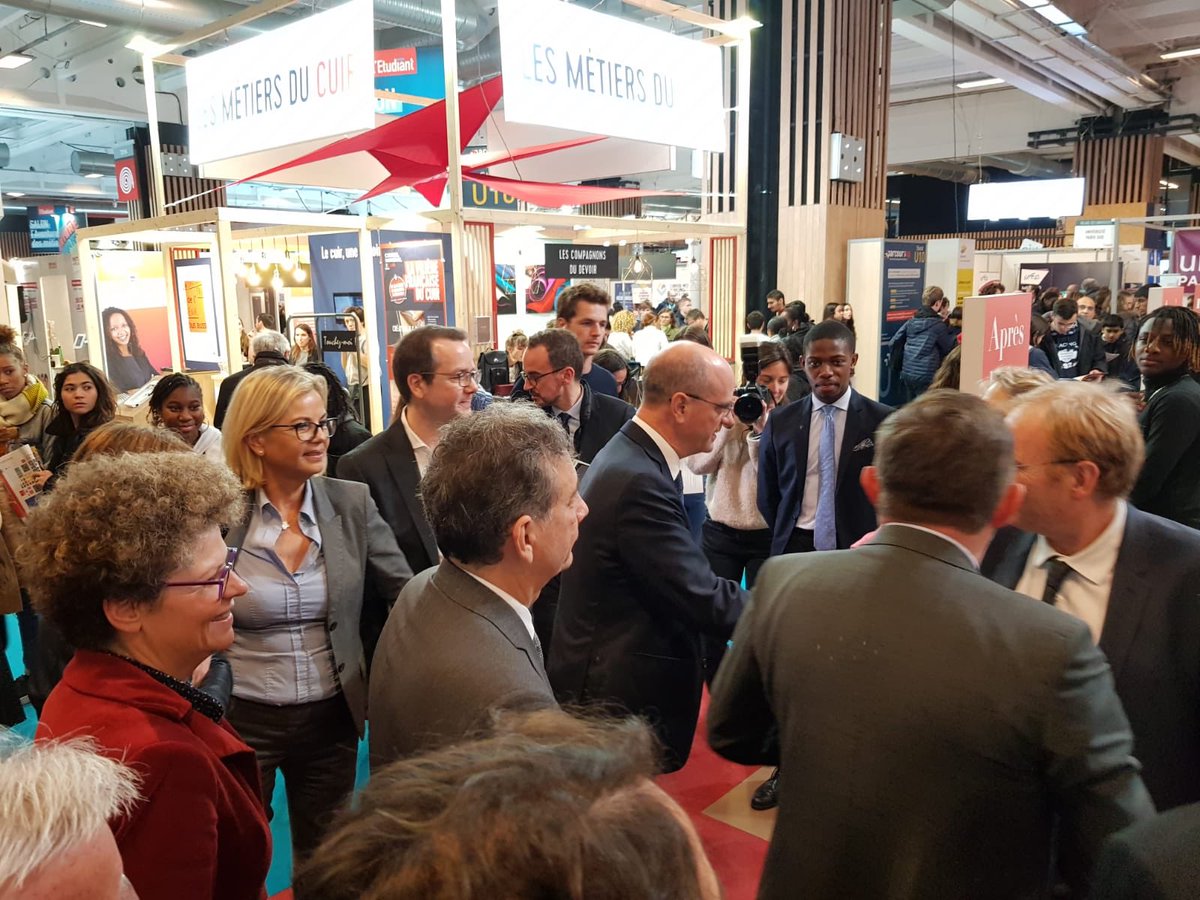 Belle édition du salon de l’#education à la Porte de Versailles à Paris. Merci au ministre d’être venu à la rencontre des jeunes et des exposants ⁦⁦@EducationFrance⁩ ⁦@weblaligue⁩ ⁦<a href="/Onisep/">Onisep</a>⁩ #SalonEduc