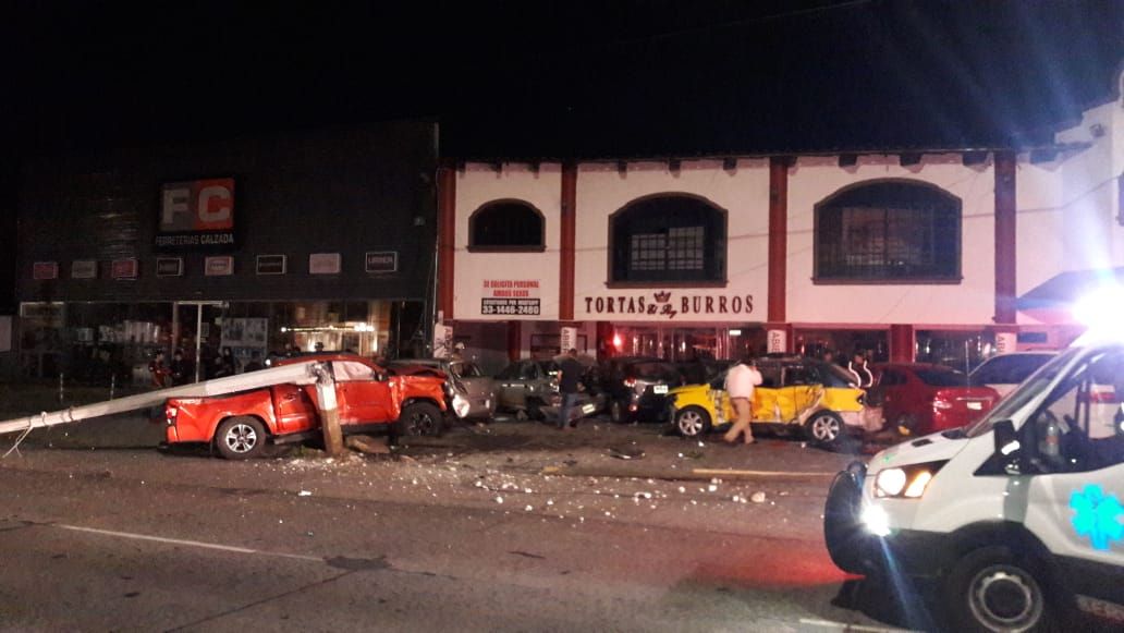 NotiGDL's tweet photo. Durante la madrugada se registró un aparatoso choque entre dos vehículos que dañaron a otros 10, que se encontraban estacionados.

Los hechos ocurrieron en el cruce de la avenida Américas y la calle Romanos en Zapopan. Dos personas resultaron lesionadas. https://t.co/udgwPcjlDT