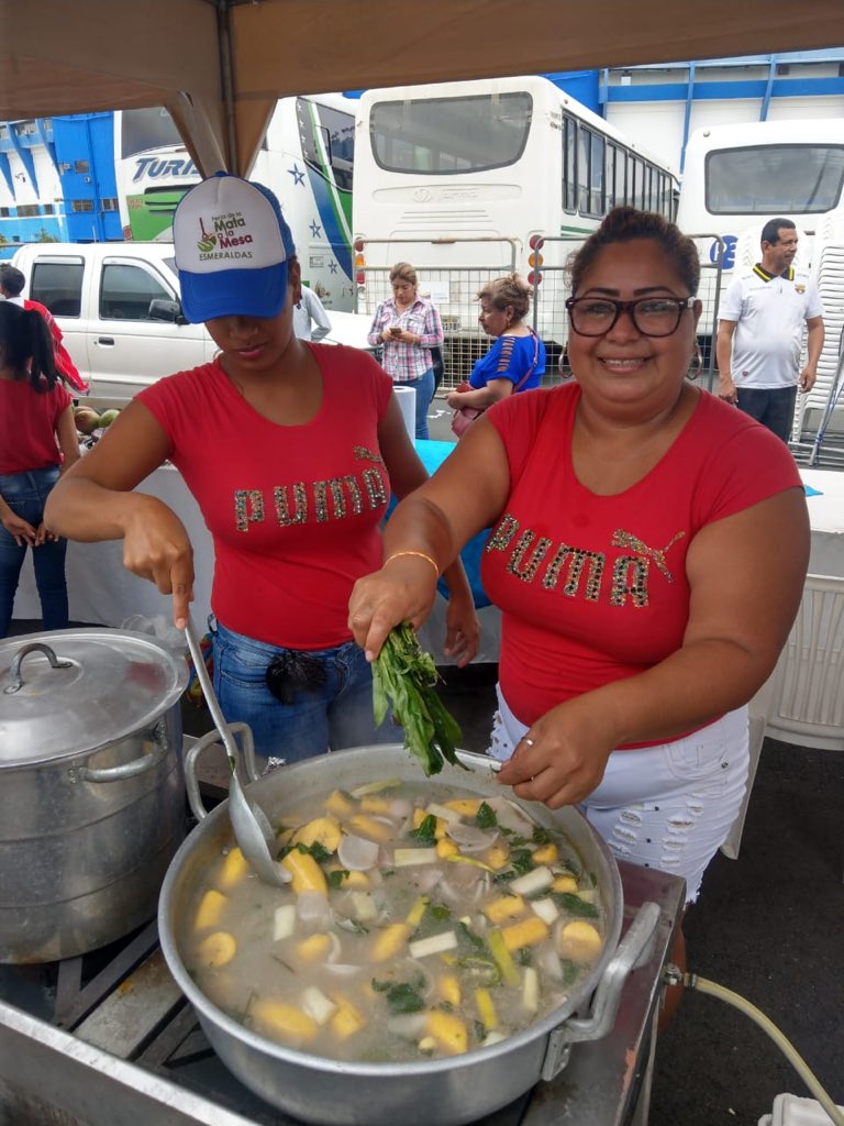 Fercho_Cruz90's tweet photo. La gastronomía de #Esmeraldas presente en la feria #DeLaMataALaMesa en #Guayaquil con el delicioso #Encocao de camarón con bastante chillangua https://t.co/mGRjp6mbZ5