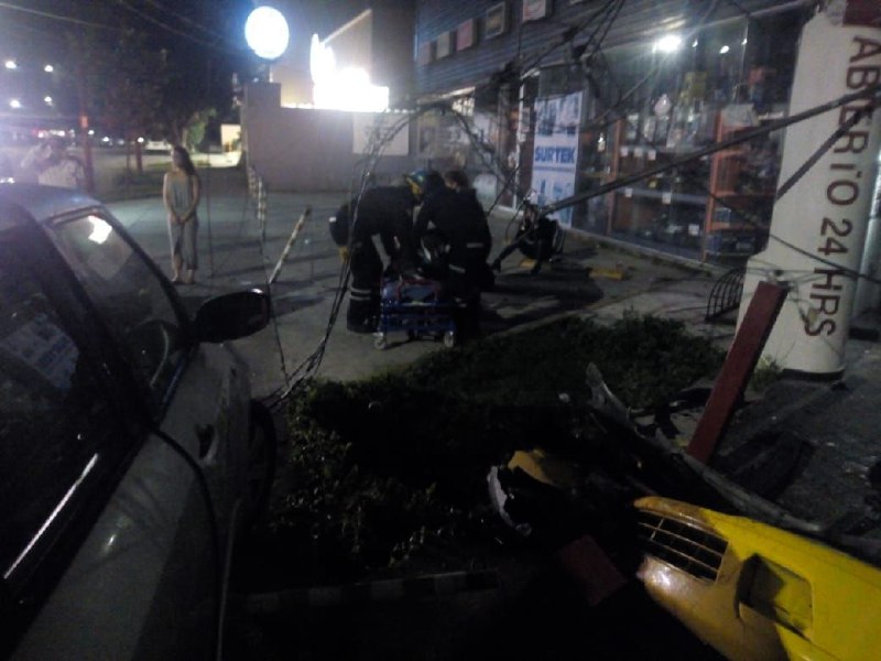 NotiGDL's tweet photo. Durante la madrugada se registró un aparatoso choque entre dos vehículos que dañaron a otros 10, que se encontraban estacionados.

Los hechos ocurrieron en el cruce de la avenida Américas y la calle Romanos en Zapopan. Dos personas resultaron lesionadas. https://t.co/udgwPcjlDT