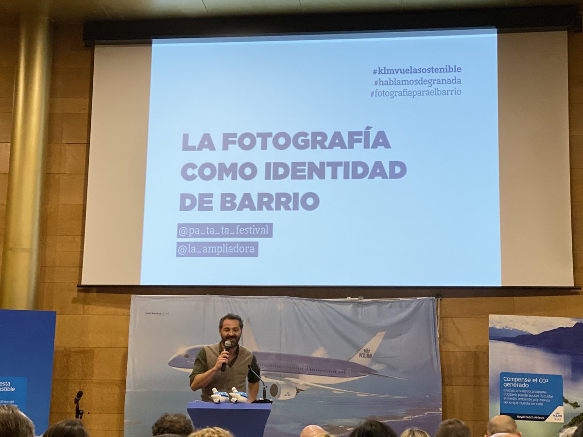 Comienzan las ponencias con Cecilio Puertas de @la_ampliadora <a href="/pa_ta_ta/">PA-TA-TA Festival</a> #KLMVuelaSostenible #HablamosdeGranada #fotografiaparaelbarrio